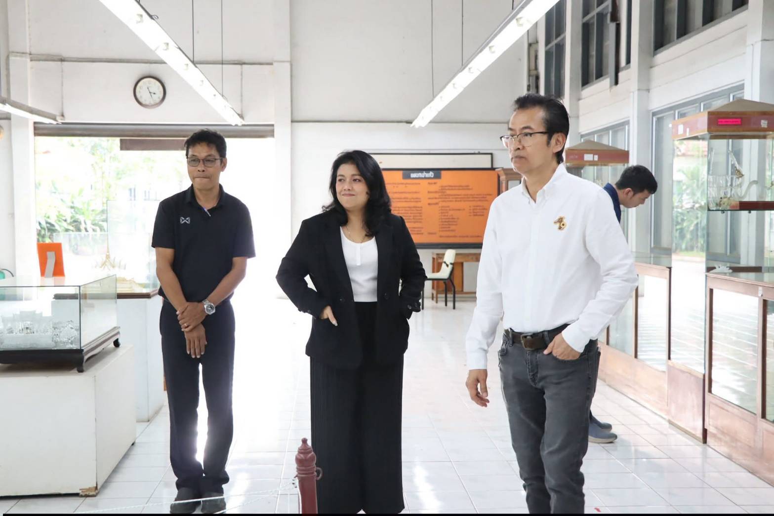 title - ผู้อำนวยการศูนย์ส่งเสริมและพัฒนาอาชีพเสริมนอกภาคการเกษตร ให้การต้อนรับคณะเจ้าหน้าที่กระทรวงทรัพยากรธรรมชาติและสิ่งแวดล้อม เยี่ยมชมสถานที่ ศพส. และแผนกฝึกอบรมทั้ง 12 แผนก